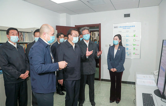 李克强考察市场监管总局并主持召开发展壮大市场主体工作座谈会